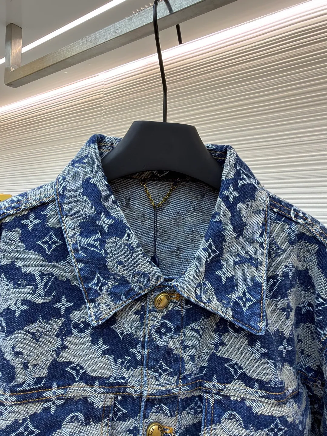 LOUIS VUITTON letter float jacquard denim jacket ●Original version: purchased and developed for 22999 ●Item number: 1682132-C05 ●Fabric: denim denim fabric ●Technology: jacquard production ●Color: blue ●Version: fitted version ●Weight: about 1335 grams ●Size: 46-48-50-52 ●Description: Made of heavy denim denim as the base, it uses distressed washing + gradient tie-dyeing to present a Monogram dark pattern effect. The gray-blue and off-white smudged colors are natural and layered, retaining the brand logo while enhancing the retro texture. The trousers have a skateboard straight cut, and the waistband is equipped with metal buttons and leather logo tags. The five-pocket structure follows the classic workwear design, and the edges of the pockets are reinforced with double-lane stitching, taking into account durability and style. The trouser legs are slightly narrowed to suit various scenarios. The overall process combines denim washing technology with brand logo technology, which not only retains the casual attributes of denim items, but also enhances high-luxury recognition through gradient textures. The overall wiring is straight and delicate, the fabric is comfortable and soft, and the color is consistent without color difference. It can be matched with the same style to create a fashionable look and control various occasions. Customized accessories, complete with three standards, same style for men and women!
